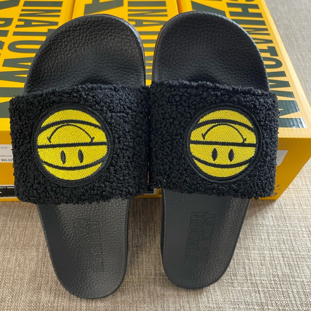 Chinatown Market Smiley Sherpa Ball Slide